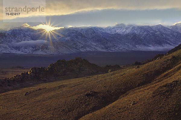 Vereinigte Staaten von Amerika  USA  Gebirge  Felsbrocken  Berg  Amerika  Wolke  Sonnenuntergang  niemand  Sand  Sonnenstrahl  Kalifornien  Gebirgszug  Sonne