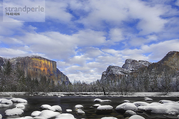 Vereinigte Staaten von Amerika  USA  Felsbrocken  Winter  Amerika  Wolke  Baum  Himmel  Landschaft  niemand  Fluss  Yosemite Nationalpark  El Capitan  Kalifornien  Schnee
