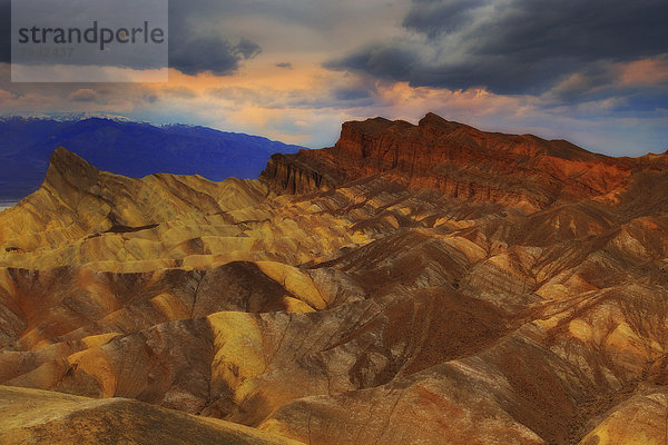 Vereinigte Staaten von Amerika  USA  Felsformation  Felsbrocken  Amerika  Landschaft  Death Valley Nationalpark  Zabriskie Point  Kalifornien  Erosion  Sandstein