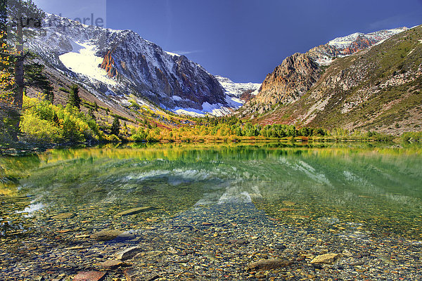 Vereinigte Staaten von Amerika  USA  Farbaufnahme  Farbe  Amerika  Landschaft  Spiegelung  See  amerikanisch  Süden  Berggipfel  Gipfel  Spitze  Spitzen  Kalifornien  Laub  Reflections