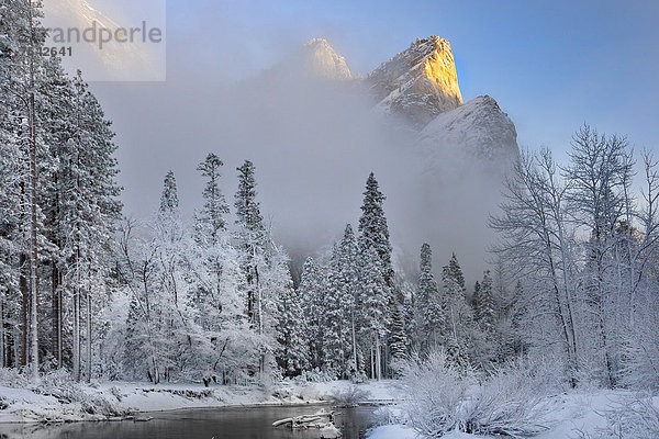 Vereinigte Staaten von Amerika  USA  Felsbrocken  Winter  Amerika  Baum  Landschaft  Tal  Eis  Fluss  Yosemite Nationalpark  Kalifornien  Schnee
