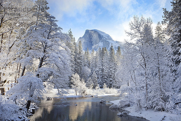 Vereinigte Staaten von Amerika  USA  Winter  Amerika  Baum  Landschaft  Tal  Fluss  Yosemite Nationalpark  Kalifornien  Schnee