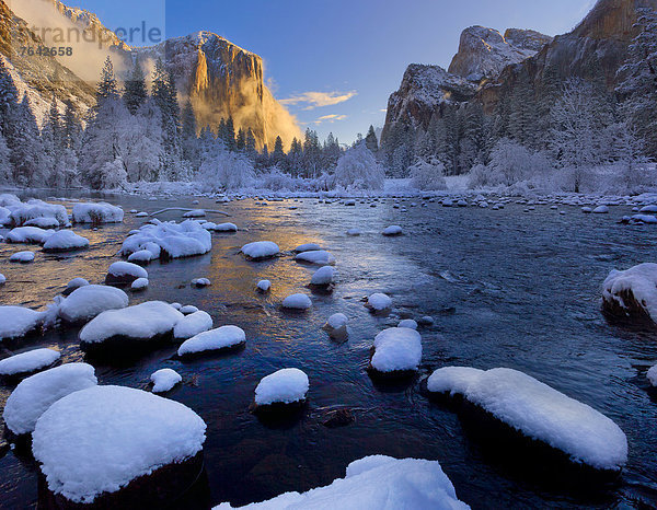 Vereinigte Staaten von Amerika  USA  Berg  Winter  Amerika  Baum  Landschaft  Tal  Fluss  Yosemite Nationalpark  Berggipfel  Gipfel  Spitze  Spitzen  Kalifornien  Schnee