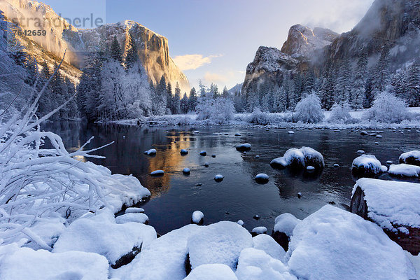 Vereinigte Staaten von Amerika  USA  Winter  Amerika  Sonnenuntergang  Landschaft  Tal  Fluss  Yosemite Nationalpark  Kalifornien  Schnee