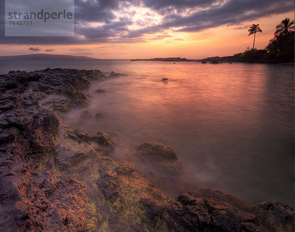 Vereinigte Staaten von Amerika  USA  Felsbrocken  Felsen  Amerika  Sonnenuntergang  Küste  Lava  Hawaii  Maui  Brandung