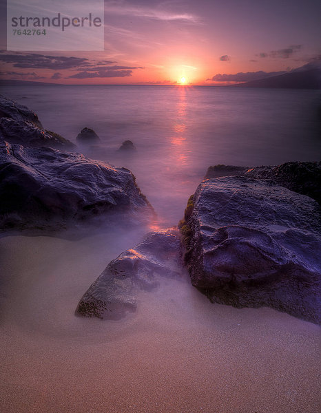 Vereinigte Staaten von Amerika  USA  Felsbrocken  Felsen  Amerika  Sonnenuntergang  Ozean  Meer  Sand  Pazifischer Ozean  Pazifik  Stiller Ozean  Großer Ozean  Hawaii  Maui