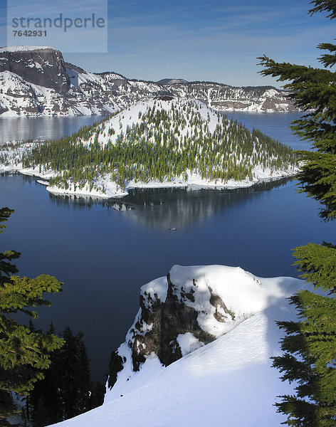 Vereinigte Staaten von Amerika  USA  Nationalpark  Winter  Amerika  See  Insel  Zauberer  Kratersee  Oregon  Schnee