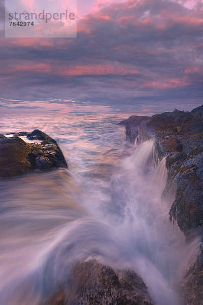 Vereinigte Staaten von Amerika  USA  Felsbrocken  Landschaftlich schön  landschaftlich reizvoll  Wasser  Amerika  Strand  Sonnenuntergang  Landschaft  Sturm  Ozean  Steilküste  Küste  Natur  Heuhaufen  Oregon  Wetter