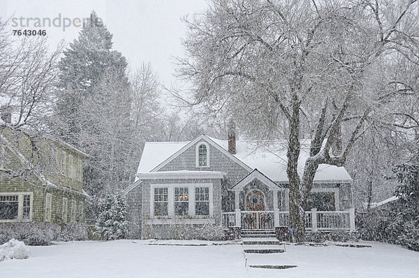 Vereinigte Staaten von Amerika USA Biegung Biegungen Kurve Kurven gewölbt Bogen gebogen Winter Amerika Wohnhaus Nordamerika Oregon Schnee schneien