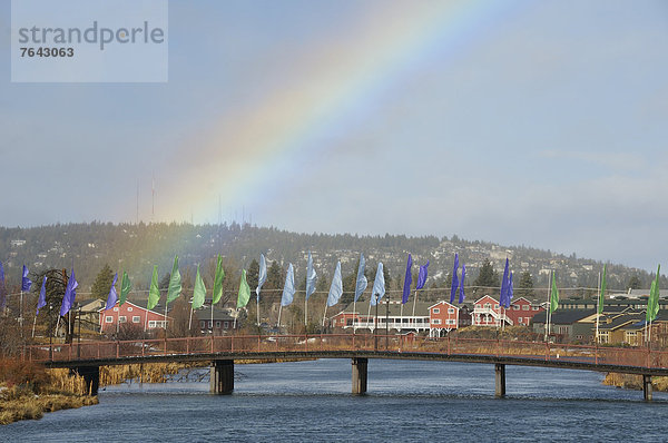 Vereinigte Staaten von Amerika  USA  Biegung  Biegungen  Kurve  Kurven  gewölbt  Bogen  gebogen  Amerika  Brücke  Fluss  Nordamerika  Oregon  Regenbogen