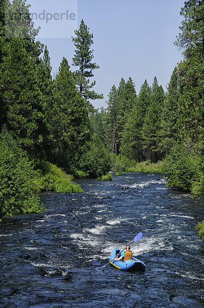 Vereinigte Staaten von Amerika  USA  Hochformat  Frau  Aktivitäten  Amerika  Schwester  Ereignis  sauber  grün  Natur  Fluss  Nordamerika  Kajak  Außenaufnahme  Oregon  Sport