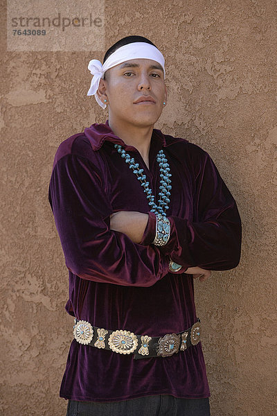 Vereinigte Staaten von Amerika  USA  Hochformat  lange Haare  langhaarig  Portrait  Mann  Amerika  Tradition  Dunkelheit  Indianer  Nordamerika  Kleid  Mexican Hat  Navajo  Utah