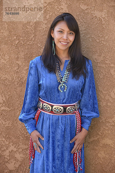 Vereinigte Staaten von Amerika  USA  Hochformat  lange Haare  langhaarig  Portrait  Frau  Amerika  Tradition  Dunkelheit  Indianer  Nordamerika  Kleid  Mexican Hat  Navajo  Utah