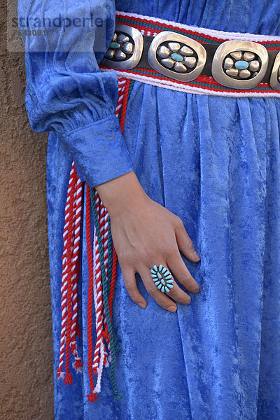 Vereinigte Staaten von Amerika  USA  Ring  Detail  Details  Ausschnitt  Ausschnitte  Hochformat  Frau  Amerika  Tradition  am Tisch essen  Kunst  Schmuck  Indianer  Nordamerika  Silber  Gürtel  Kleid  Mexican Hat  Navajo  klingeln  Utah