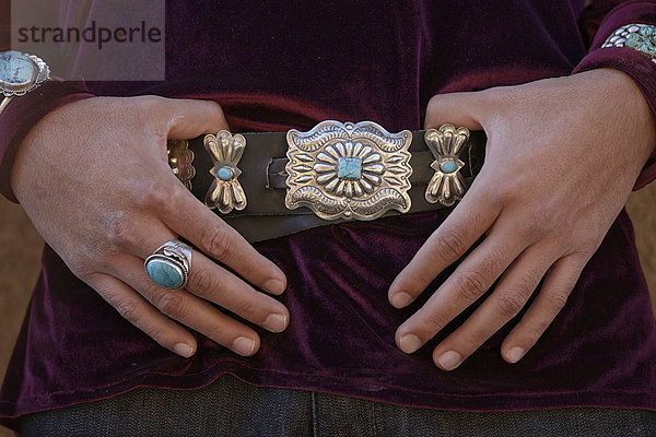 Vereinigte Staaten von Amerika  USA  Portrait  Frau  Amerika  Tradition  am Tisch essen  Indianer  Nordamerika  Silber  Anschnallgurt  Gurt  Ethnisches Erscheinungsbild  Gürtel  Mexican Hat  Navajo  klingeln  Utah