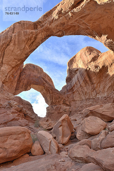 Vereinigte Staaten von Amerika  USA  Nationalpark  Hochformat  Amerika  Wunder  niemand  Natur  Brücke  Nordamerika  Hochebene  Colorado  Double Arch  Erosion  Moab  Sandstein  Utah