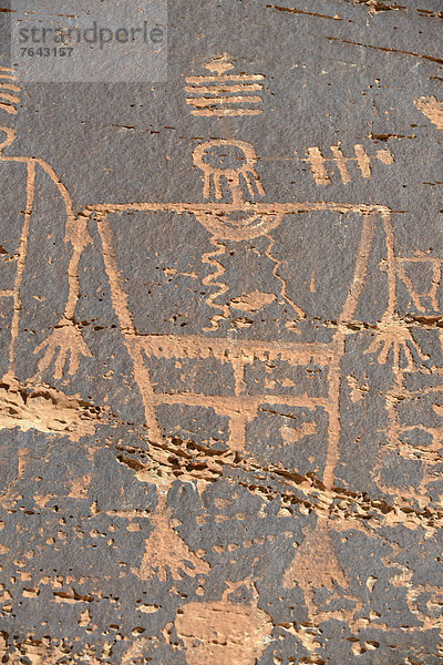 Vereinigte Staaten von Amerika  USA  Amerika  Wand  Fluss  Figur  Nordamerika  streichen  streicht  streichend  anstreichen  anstreichend  Hochebene  antik  Bluff  Colorado  Petroglyphe  San Juan  Sandstein  Utah