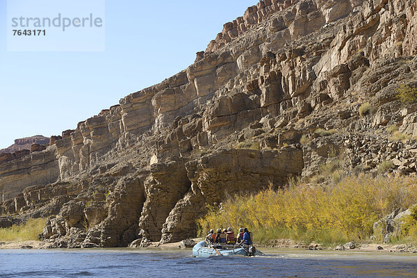 Vereinigte Staaten von Amerika  USA  Amerika  Abenteuer  Steilküste  Boot  Landschaftlich schön  landschaftlich reizvoll  Fluss  Nordamerika  Außenaufnahme  Hochebene  Colorado  Mexican Hat  Floß  Rafting  Utah