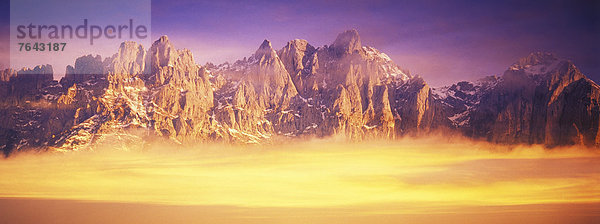 hoch  oben  Panorama  Europa  Berg  Urlaub  ruhen  Wolke  Morgen  Ruhe  gehen  Beleuchtung  Licht  Nebel  Stille  Alpen  Morgendämmerung  Österreich  klettern  Stimmung  Rest  Überrest  Tirol