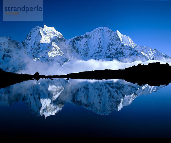 Wasser  Berg  Urlaub  ruhen  Wolke  Reise  Abend  Ruhe  schattig  Beleuchtung  Licht  Spiegelung  Ziel  See  weiß  Eis  Stille  Gletscher  blau  windstill  Himalaya  Bergsee  Nepal  Rest  Überrest  trekking