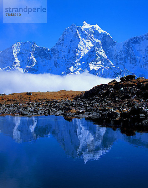 hoch  oben  leer  Wasser  Berg  ruhen  Reise  Ruhe  Spiegelung  Ziel  See  weiß  Eis  Nebel  Stille  blau  Einsamkeit  Himalaya  braun  Bergsee  Nepal  Rest  Überrest  Schnee  trekking