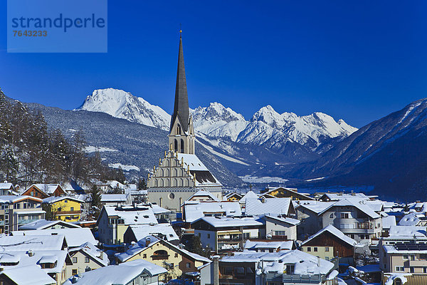 leer Europa Berg Winter Urlaub Wohnhaus Reise Himmel Gebäude Wald Kirche Holz blau Ansicht Österreich Imst Oberinntal Schnee Tourismus Tirol