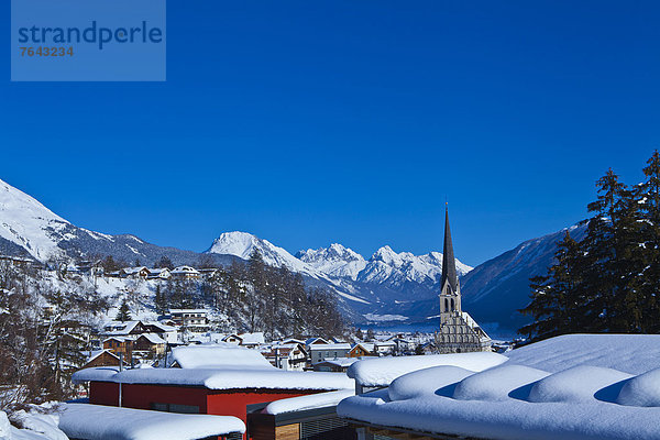 Europa Berg Winter Urlaub Wohnhaus Reise Himmel Gebäude Wald Kirche Holz blau rot Ansicht Winterurlaub Österreich Imst Oberinntal Schnee Tirol
