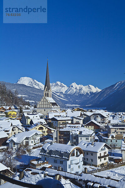 Einkaufszentrum hoch oben Europa Berg Winter Urlaub Wohnhaus Reise Himmel Gebäude weiß Kirche blau Winterurlaub Österreich Imst Oberinntal Schnee Tirol