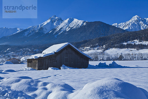 Europa Berg Winter Urlaub ruhen Reise Ruhe Himmel Wald Holz Stille Alpen blau Österreich Imst Lechtal Rest Überrest Schnee Tirol