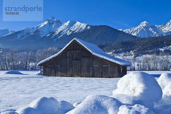 leer Europa Berg Winter Urlaub ruhen Reise Ruhe Himmel Wald Holz Stille Alpen blau Österreich Imst Lechtal Rest Überrest Schnee Tourismus Tirol