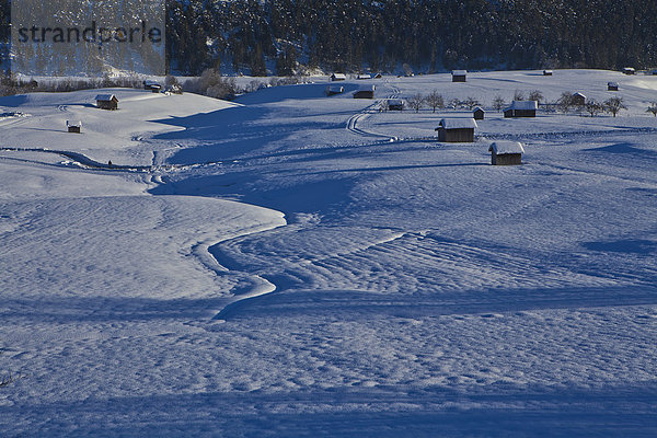 Europa  Winter  Urlaub  ruhen  Ruhe  schattig  Landschaft  Weg  weiß  Stille  Feld  blau  Kultur  Gegenstand  Österreich  Wanderweg  Rest  Überrest  Schnee  Tirol