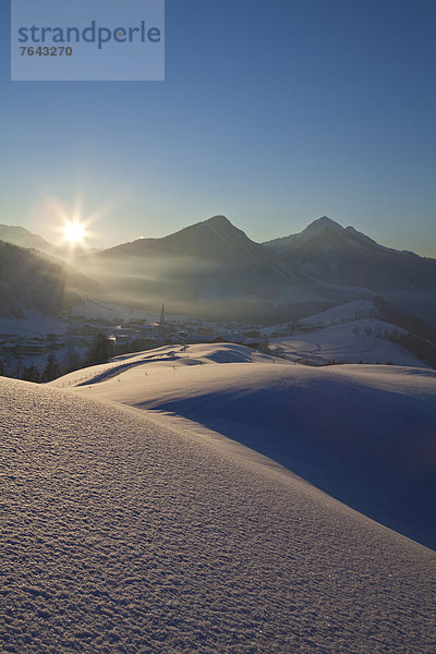 hoch  oben  Europa  Berg  Winter  ruhen  Abend  Sonnenuntergang  Ruhe  Himmel  Gesundheit  Natur  Dorf  Stille  glitzern  Österreich  Hinterthiersee  Stimmung  Rest  Überrest  Schnee  Sonne  Thiersee  Tourismus  Tirol