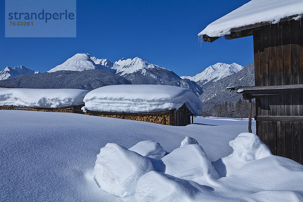 Europa Berg Winter ruhen Reise Ruhe Himmel Wald Natur Holz Stille Alpen blau glitzern Österreich Lechtal Mieminger Plateau Rest Überrest Schnee Tirol