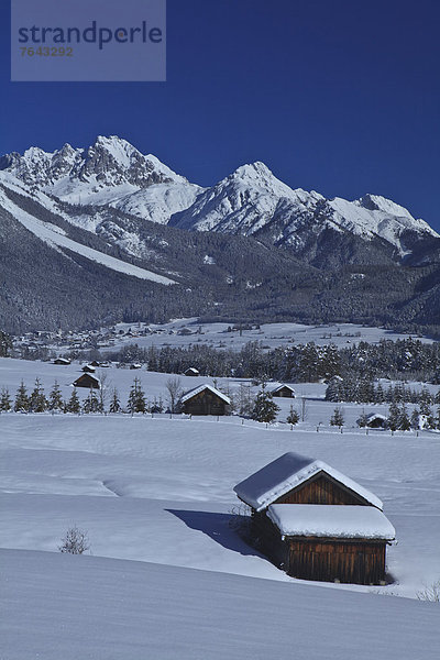 leer Wintersport Europa Berg Winter Sport Urlaub Reise Ruhe Himmel Wald weiß Holz blau Winterurlaub Österreich Schnee Tirol