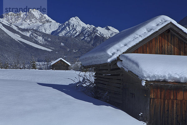 Europa Berg Winter Urlaub ruhen Reise Ruhe Himmel Landschaft Landwirtschaft Wald weiß Holz Stille blau Kultur Gegenstand Österreich Rest Überrest Schnee Tirol