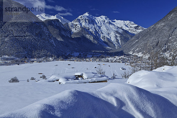 Europa Berg Winter Urlaub ruhen Reise Ruhe Himmel Wald Natur Holz Stille Alpen Österreich Lechtal Platz Rest Überrest Schnee Tourismus Tirol