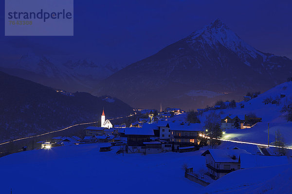 Europa  Berg  Winter  Urlaub  ruhen  Reise  Abend  Nacht  Ruhe  Kirche  Beleuchtung  Licht  Stille  blau  Österreich  Abenddämmerung  Platz  Rest  Überrest  Dämmerung  Tirol