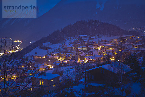 Europa Winter Urlaub Wohnhaus Reise Abend Nacht gelb Gebäude Wald Nebel Kirche Beleuchtung Licht Holz blau Österreich Imst Schnee Tirol