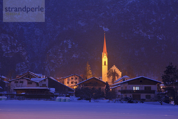 Europa Winter Urlaub ruhen Wohnhaus Reise Abend Nacht Ruhe Gebäude Kirche Beleuchtung Licht Stille Berglandschaft Österreich Oberinntal Rest Überrest Schnee Tirol