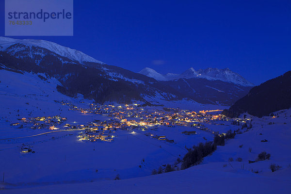 Europa  Berg  Winter  Urlaub  Abend  Nacht  Himmel  Natur  Beleuchtung  Licht  Alpen  blau  Winterurlaub  Ötztaler Alpen  Österreich  Grenze  Abenddämmerung  Nauders  Schnee  Dämmerung  Tirol