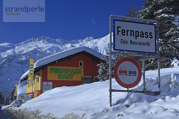 Gebirgspass  Pass  Europa  Berg  Winter  Straße  Zeichen  Alpen  Außerfern  Österreich  Verkehrszeichen  Schnee  Straßenverkehr  Tirol