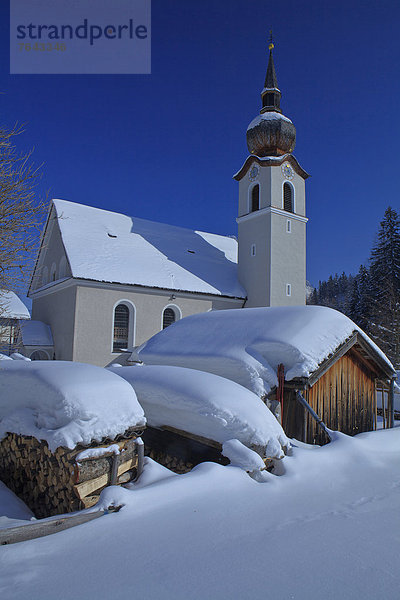 hoch  oben  Hütte  Waschbecken  Becken  Europa  Winter  Urlaub  ruhen  Reise  Ruhe  Himmel  weiß  Kirche  Religion  Stille  blau  Außerfern  Österreich  Rest  Überrest  Schnee  Tirol
