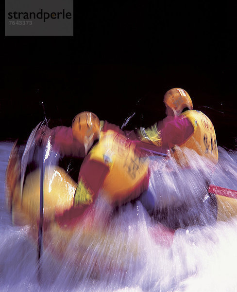 hoch  oben  Freizeit  Wasser  Europa  Wettbewerb  Helm  Sport  Urlaub  Aktion  Boot  Paddel  rot  Bewegungsunschärfe  Überschwemmung  Österreich  Rafting  Tirol