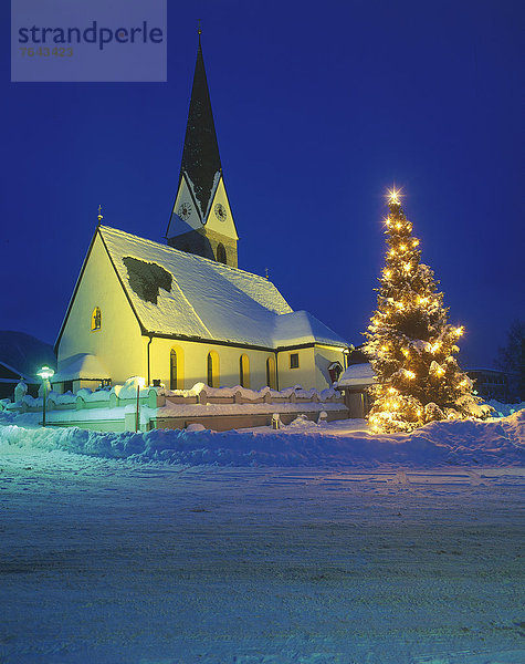 hoch  oben  beleuchtet  Europa  Winter  Abend  Nacht  Baum  Kirche  Weihnachten  Weihnachtsbaum  Tannenbaum  Advent  Österreich  Abenddämmerung  Hinterthiersee  Stimmung  Schnee  Thiersee  Dämmerung  Tirol