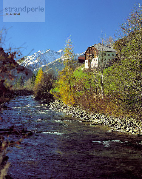 hoch  oben  Helligkeit  bauen  Wasser  Europa  Berg  Baum  Himmel  Gebäude  Natur  Herbst  Bach  Wiese  Österreich  Schnee  Tirol
