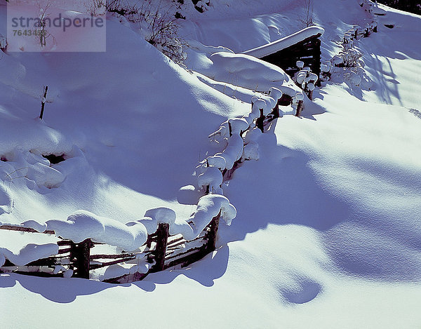 Kälte  Holzzaun  Hütte  Europa  Winter  ruhen  Ruhe  schattig  Beleuchtung  Licht  Natur  Stille  Zaun  glitzern  Österreich  Rest  Überrest  Schnee  Tirol