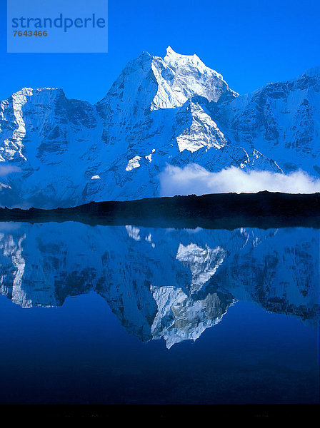 Wasser  Berg  ruhen  Reise  Sommer  Abend  Ruhe  Spiegelung  See  weiß  Eis  Nebel  Stille  blau  Himalaya  Bergsee  Nepal  Rest  Überrest  Schnee