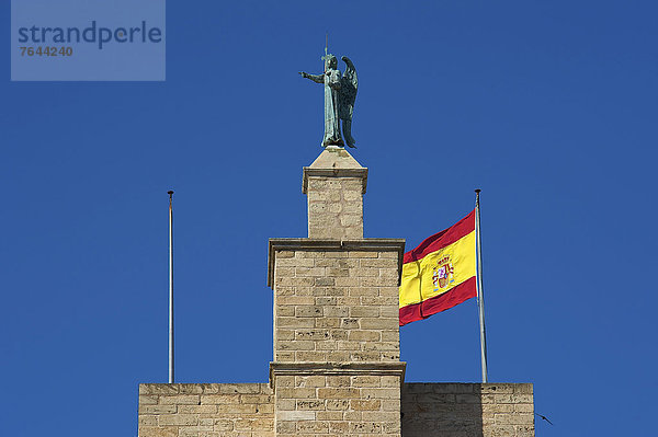 Nationalflagge  Außenaufnahme  Europa  Tag  Skulptur  niemand  Geschichte  Monument  Kunst  Kultur  Statue  Figur  Fahne  Reklameschild  Mallorca  Balearen  Balearische Inseln  Erinnerung  Geschicklichkeit  Spanien