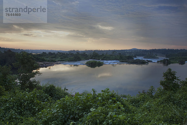 Ostafrika  Sonnenuntergang  Landschaft  Landschaftlich schön  landschaftlich reizvoll  Natur  Fluss  Wasserfall  Ansicht  Afrika  Uganda