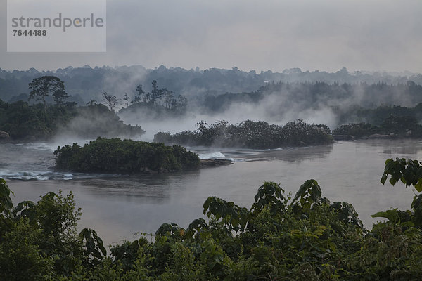 Ostafrika  Landschaft  Landschaftlich schön  landschaftlich reizvoll  Natur  Nebel  Fluss  Wasserfall  Ansicht  Afrika  Uganda